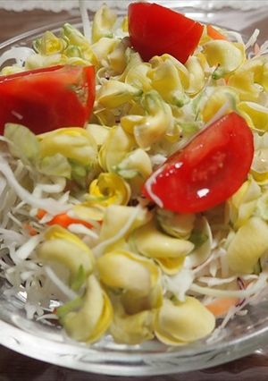 サラダにヤブツルアズキの花をトッピング-レシピのメイン写真