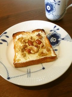 クリチ&ナッツの蜂蜜トースト-レシピのメイン写真