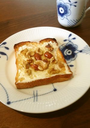 クリチ&ナッツの蜂蜜トースト-レシピのメイン写真