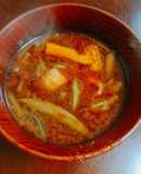 じゅんさいと青柚子、油揚げの赤だし