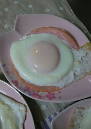 朝食に！黄身がハムの上のハムエッグ-レシピのメイン写真