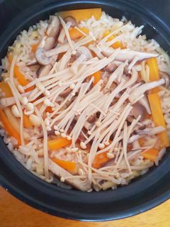 ランチにも!土鍋で簡単♪キノコご飯♪-レシピのメイン写真