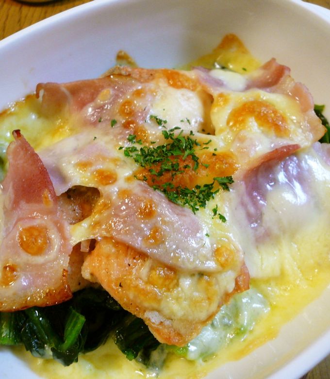 鮭とベーコンのチーズ焼き☆ほうれん草添え by おぶうさま