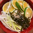 酸っぱいみかんの冷たいうどん
