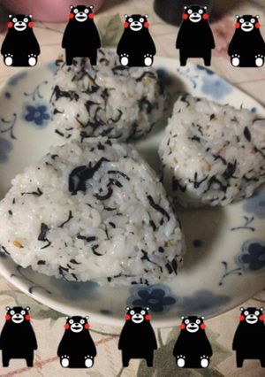 簡単☆昆布館のひじきふりかけでおにぎり-レシピのメイン写真