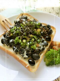 蒸し黒豆・黒胡麻・塩昆布の和トースト-レシピのメイン写真