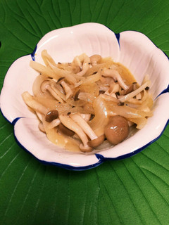 【あと一品】しめじと玉ねぎのガリバタ醤油-レシピのメイン写真