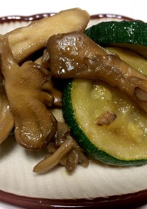 簡単！ズッキーニと舞茸の麺つゆ炒め-レシピのメイン写真