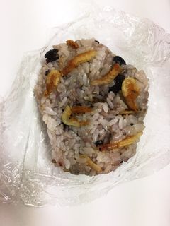 桜エビの混ぜご飯風おにぎり-レシピのメイン写真
