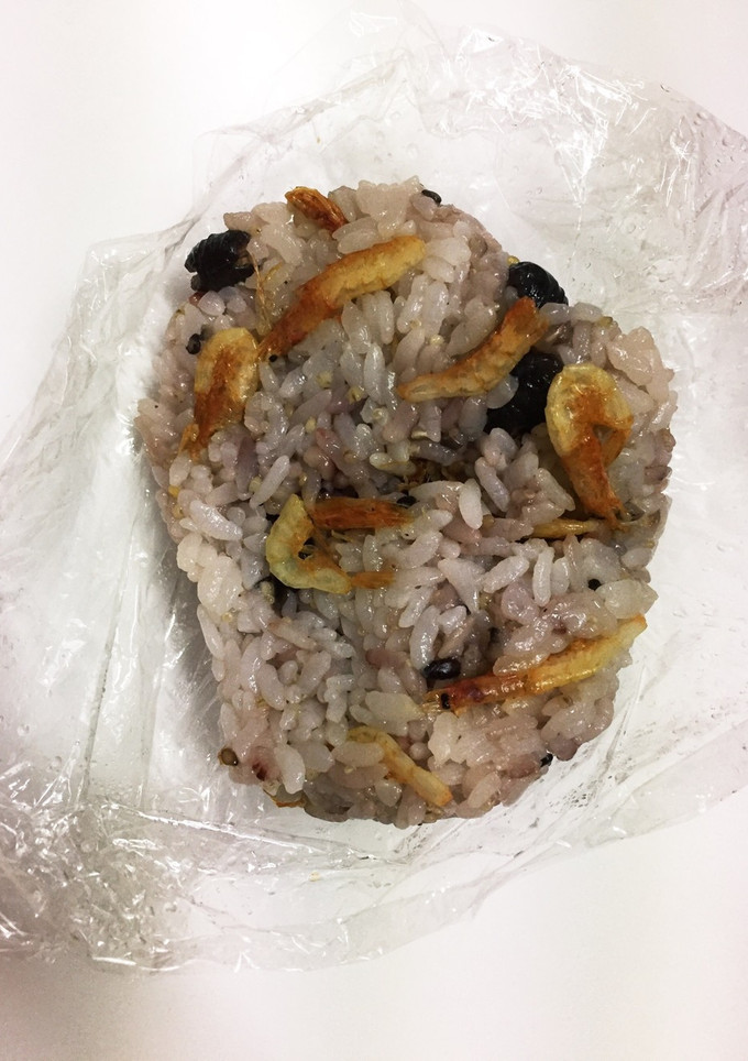 桜エビの混ぜご飯風おにぎり-レシピのメイン写真