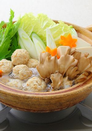 鶏だんごとまいたけの塩ちゃんこ鍋-レシピのメイン写真