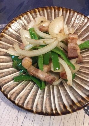 ピーマンと玉ねぎとベーコンのニンニク炒め-レシピのメイン写真