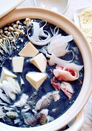 魔女の黒鍋!?黒ゴマ豆乳シャンタン鍋-レシピのメイン写真