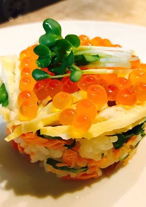 鮭とイクラの親子ちらし鮨〜宝石箱仕立てw-レシピのメイン写真