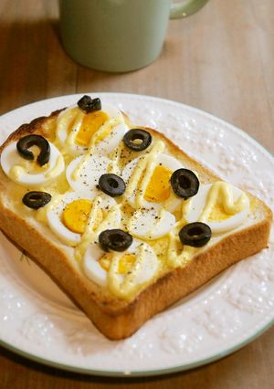 ゆで卵と塩漬けオリーブのトースト-レシピのメイン写真