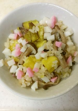 かまぼこを炊き込みご飯にトッピング-レシピのメイン写真