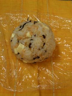 鮭チーズ塩昆布おにぎり♪-レシピのメイン写真