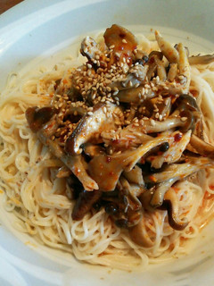 ゴマだれで食べるピリ辛キノコそうめん-レシピのメイン写真