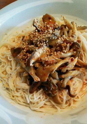 ゴマだれで食べるピリ辛キノコそうめん-レシピのメイン写真