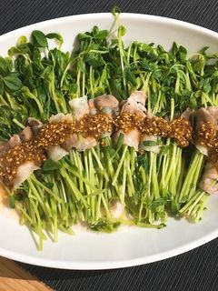 さっぱりピリ辛ソース!豆苗の豚肉巻き♪-レシピのメイン写真