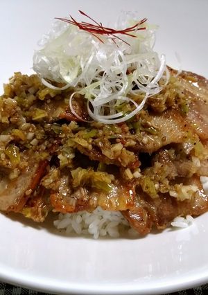 豚バラ肉のねぎ塩にんにく丼-レシピのメイン写真