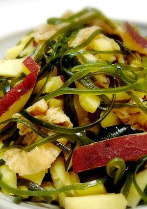 昔ながらの惣菜【薩摩芋と切り昆布の煮物】-レシピのメイン写真