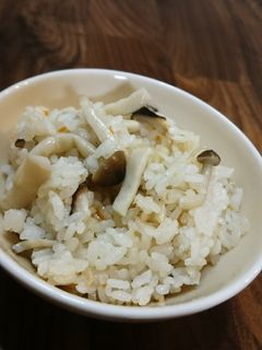 出汁の効いたキノコの炊き込みご飯-レシピのメイン写真