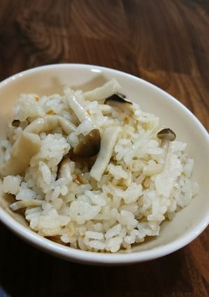 出汁の効いたキノコの炊き込みご飯-レシピのメイン写真