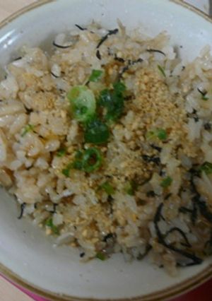 ひじきとちりめんじゃこと梅の炊き込みご飯-レシピのメイン写真