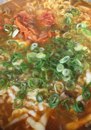 うま辛っ！辛ラーメンdeチーズ味噌ナベ-レシピのメイン写真