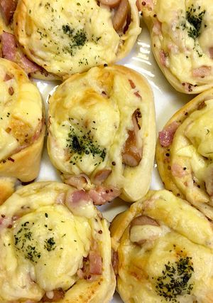 簡単な自家製チーズ濃厚ベーコンの惣菜パン-レシピのメイン写真