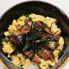รูปของ 缶詰で秋刀魚の蒲焼丼