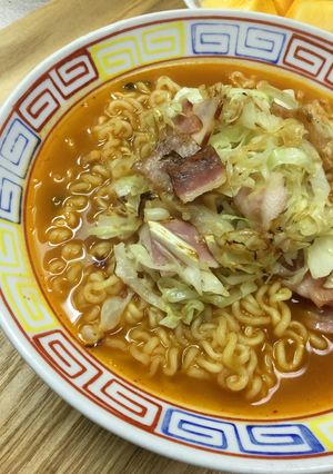 キャベツ&ベーコン炒めをのせた辛ラーメン-レシピのメイン写真