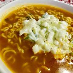 รูปของ 辛ラーメンにヨーグルトサラダをトッピング