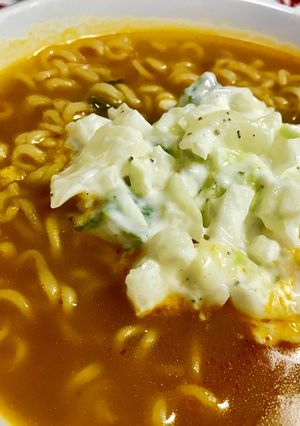 辛ラーメンにヨーグルトサラダをトッピング-レシピのメイン写真