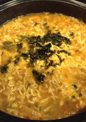 〆の辛ラーメン（チーズと卵落とし）-レシピのメイン写真