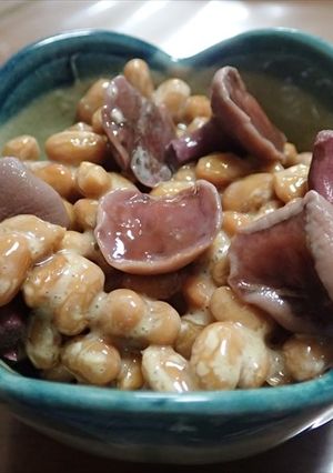 アミタケの処理と納豆にトッピング-レシピのメイン写真
