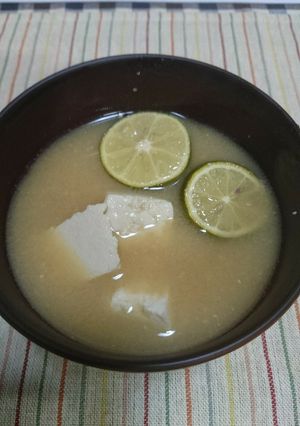 豆腐のお味噌汁！すだちを浮かべて美味！-レシピのメイン写真