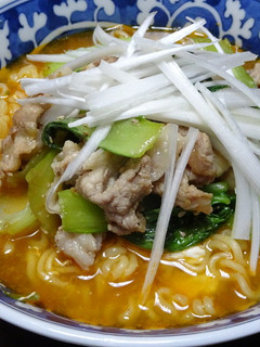 豚肉&青梗菜を乗っけた辛ラーメン-レシピのメイン写真