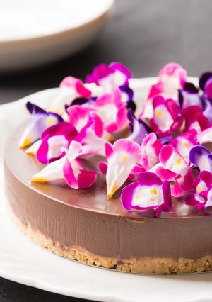 エディブルフラワーのチョコレートケーキ♡-レシピのメイン写真