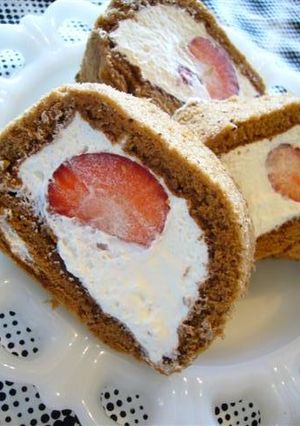 ココアロールケーキ　イチゴ入り-レシピのメイン写真