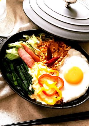 簡単、満足、鍋焼き辛ラーメン-レシピのメイン写真