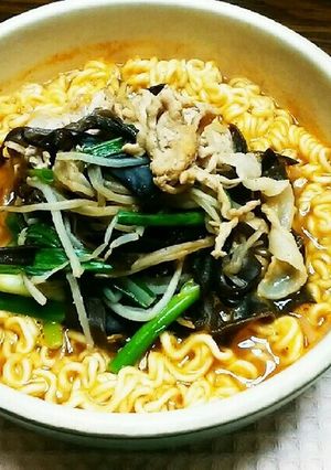 生きくらげたっぷりの豚キムチ風辛ラーメン-レシピのメイン写真