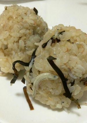 うどんにも！佃煮の昆布としらすのおにぎり-レシピのメイン写真