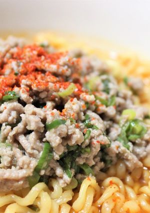 生姜風味♪そぼろ乗せ辛ラーメン-レシピのメイン写真