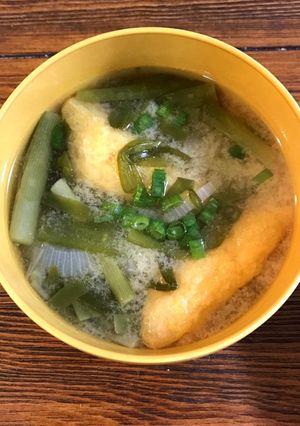 優しい味♡揚げと玉葱とニラのお味噌汁-レシピのメイン写真