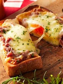 コンビーフと半熟卵の明太マヨグラパン-レシピのメイン写真