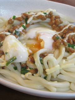 レンジで簡単!温玉納豆マヨぶっかけうどん-レシピのメイン写真