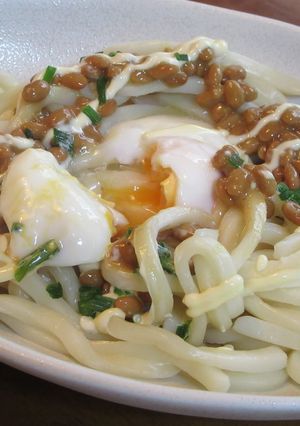 レンジで簡単！温玉納豆マヨぶっかけうどん-レシピのメイン写真