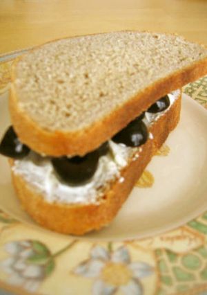 オリーブとクリームチーズのサンドイッチ-レシピのメイン写真